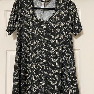 Lularoe Perfect T (swing top w/ side slits) (EUC)